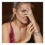 Ana Fernández Instagram - A veces, estamos tan ocupados que no apreciamos lo que realmente importa, los pequeños momentos y las personas que te rodean. Las pulseras de Kidult y sus mensajes llenos de inspiración y sentimiento me ayudan a recordarlo. Párate un momento, relájate, vive tus sueños y disfruta de la vida . #kidult #discoverkidult #kidultespaña #ad @discoverkidult_es