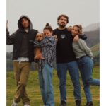 Ana Fernández Instagram - Gracias como siempre Asturias por tu fresquito, lluvia, primeros Níscalos, casita rural, chimenea… Un par de días de bosque , silencio ( aunque sea complicado por cómo está el mundo ahora mismo y la ansiedad que genera) , cocinar los tesoros 🍄, jugar haciendo trampas absolutas y en momentos simplemente ESTAR y mirar a las vacas pastar. @adri_marlon @celiagal7 @joreman_marlon oye, que a gustito ☺️.