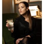 Ana Fernández Instagram - Maravilla de cena con @seagrams_es 🗽🗽 “ Disfruta de un consumo responsable 40*” #publi #seagrams #ThatsTheNewYorkWay