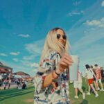 Ana Fernández Instagram - No podia perderme este festi de la mano de @pepsi_es 💙 Si tu no quieres perderte ni uno este verano, escanea el QR de las botellas y prueba suerte para irte de #pepsifestivales 🫶🏻