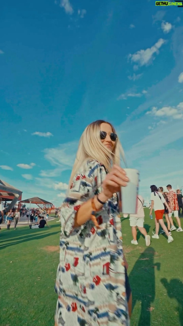 Ana Fernández Instagram - No podia perderme este festi de la mano de @pepsi_es 💙 Si tu no quieres perderte ni uno este verano, escanea el QR de las botellas y prueba suerte para irte de #pepsifestivales 🫶🏻