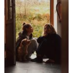 Ana Fernández Instagram - Gracias como siempre Asturias por tu fresquito, lluvia, primeros Níscalos, casita rural, chimenea… Un par de días de bosque , silencio ( aunque sea complicado por cómo está el mundo ahora mismo y la ansiedad que genera) , cocinar los tesoros 🍄, jugar haciendo trampas absolutas y en momentos simplemente ESTAR y mirar a las vacas pastar. @adri_marlon @celiagal7 @joreman_marlon oye, que a gustito ☺️.