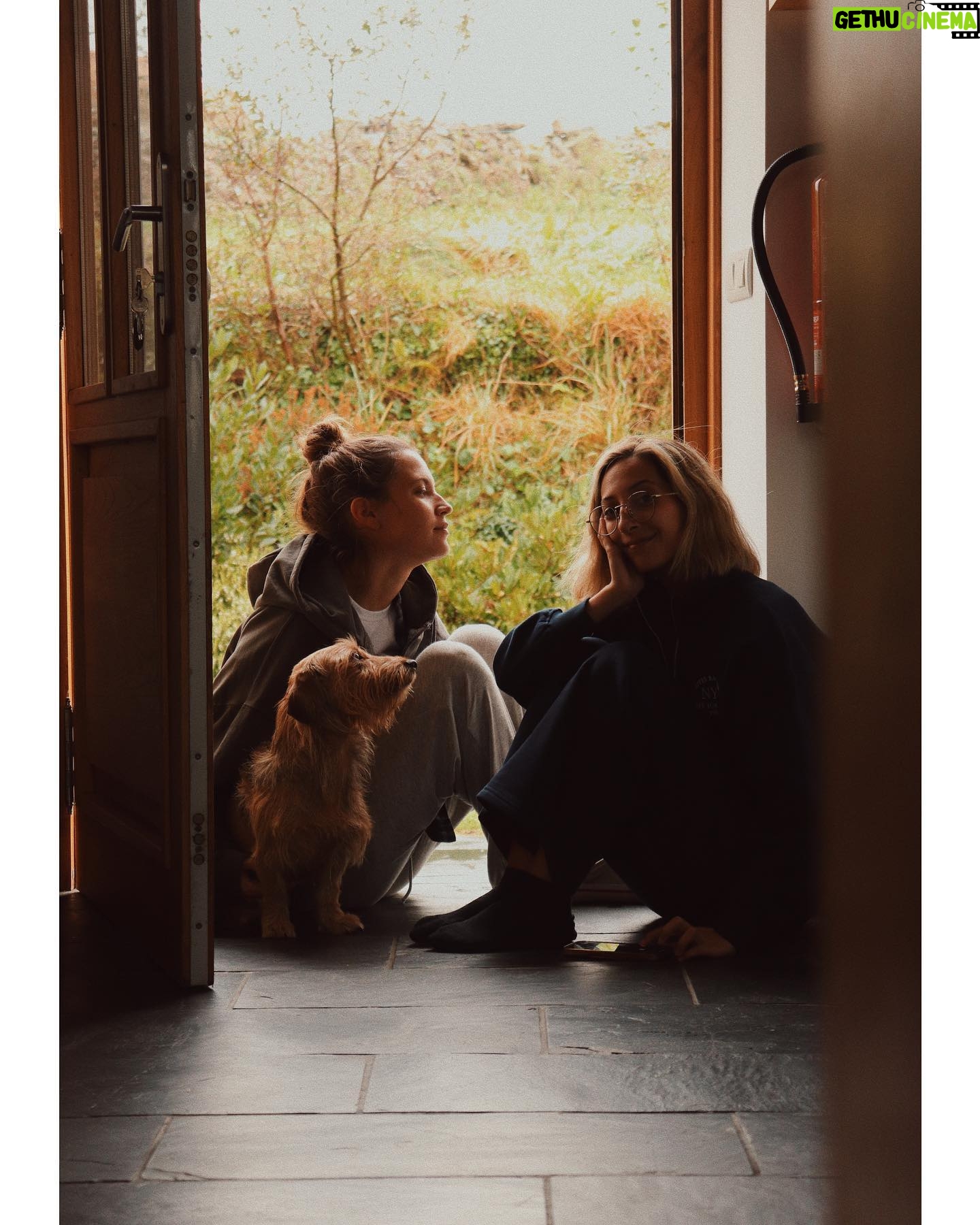 Ana Fernández - 15.4K Likes - Gracias como siempre Asturias por tu fresquito, lluvia, primeros Níscalos, casita rural, chimenea… Un par de días de bosque , silencio ( aunque sea complicado por cómo está el mundo ahora mismo y la ansiedad que genera) , cocinar los tesoros 🍄, jugar haciendo trampas absolutas y en momentos simplemente ESTAR y mirar a las vacas pastar.
@adri_marlon @celiagal7 @joreman_marlon oye, que a gustito ☺️.