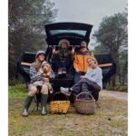 Ana Fernández Instagram – Gracias como siempre Asturias por tu fresquito, lluvia, primeros Níscalos, casita rural, chimenea… Un par de días de bosque , silencio ( aunque sea complicado por cómo está el mundo ahora mismo y la ansiedad que genera) , cocinar los tesoros 🍄, jugar haciendo trampas absolutas y en momentos simplemente ESTAR  y mirar a las vacas pastar. 

@adri_marlon @celiagal7 @joreman_marlon oye, que a gustito ☺️.