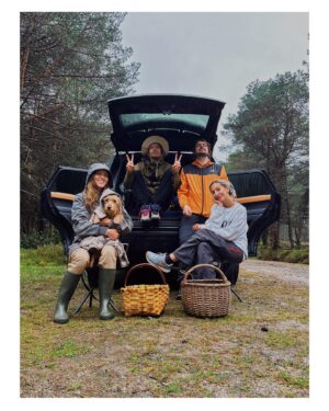 Ana Fernández Instagram - Gracias como siempre Asturias por tu fresquito, lluvia, primeros Níscalos, casita rural, chimenea… Un par de días de bosque , silencio ( aunque sea complicado por cómo está el mundo ahora mismo y la ansiedad que genera) , cocinar los tesoros 🍄, jugar haciendo trampas absolutas y en momentos simplemente ESTAR  y mirar a las vacas pastar. 

@adri_marlon @celiagal7 @joreman_marlon oye, que a gustito ☺️.
