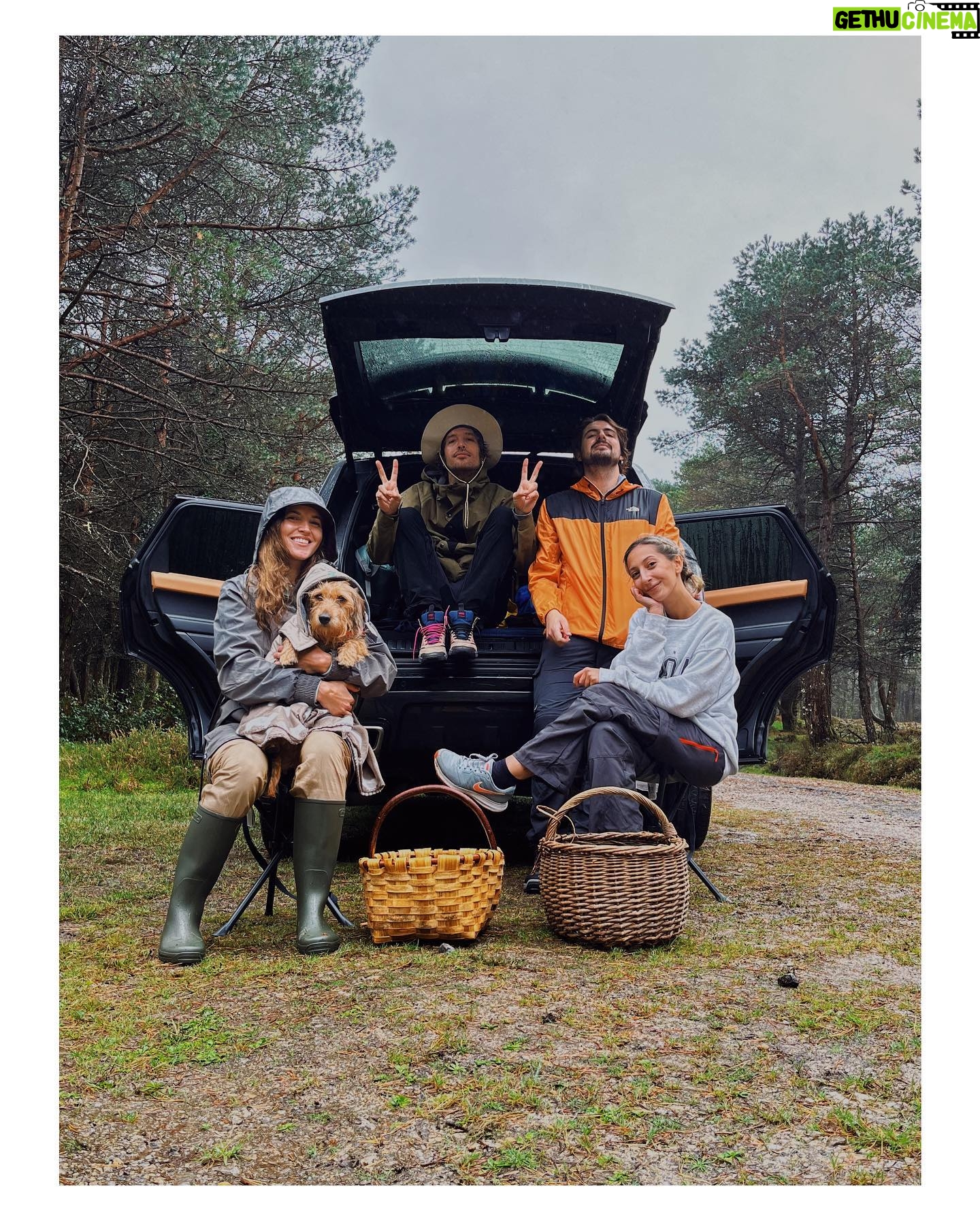 Ana Fernández - 15.4K Likes - Gracias como siempre Asturias por tu fresquito, lluvia, primeros Níscalos, casita rural, chimenea… Un par de días de bosque , silencio ( aunque sea complicado por cómo está el mundo ahora mismo y la ansiedad que genera) , cocinar los tesoros 🍄, jugar haciendo trampas absolutas y en momentos simplemente ESTAR y mirar a las vacas pastar.
@adri_marlon @celiagal7 @joreman_marlon oye, que a gustito ☺️.
