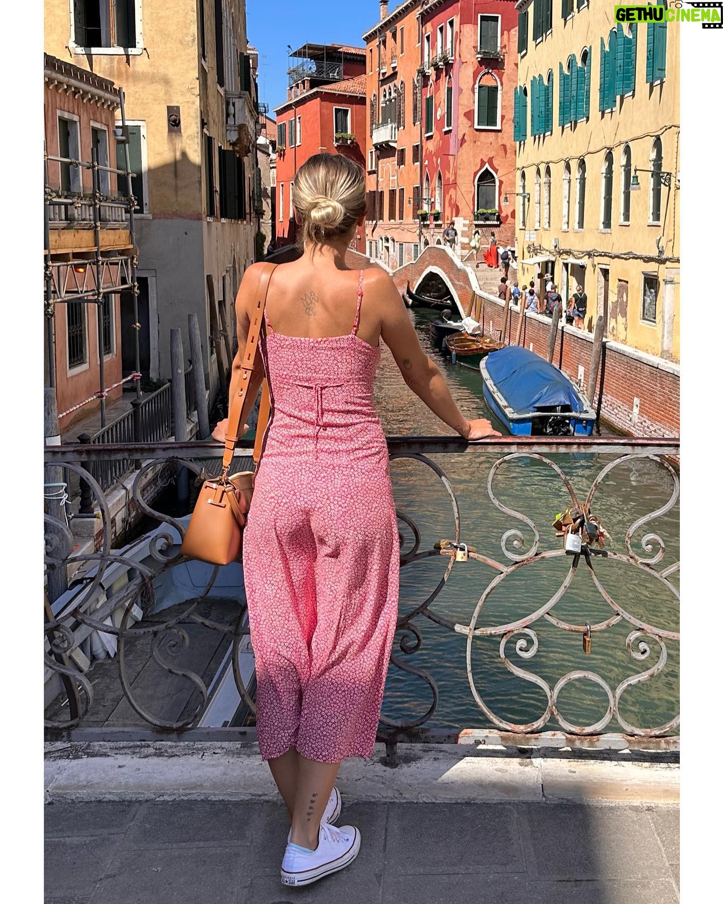 Ana Fernández - 20.2K Likes - Venecia sin alfombras rojas. 🍝 🎭🛶