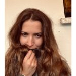 Ana Fernández Instagram - Gracias como siempre Asturias por tu fresquito, lluvia, primeros Níscalos, casita rural, chimenea… Un par de días de bosque , silencio ( aunque sea complicado por cómo está el mundo ahora mismo y la ansiedad que genera) , cocinar los tesoros 🍄, jugar haciendo trampas absolutas y en momentos simplemente ESTAR y mirar a las vacas pastar. @adri_marlon @celiagal7 @joreman_marlon oye, que a gustito ☺️.
