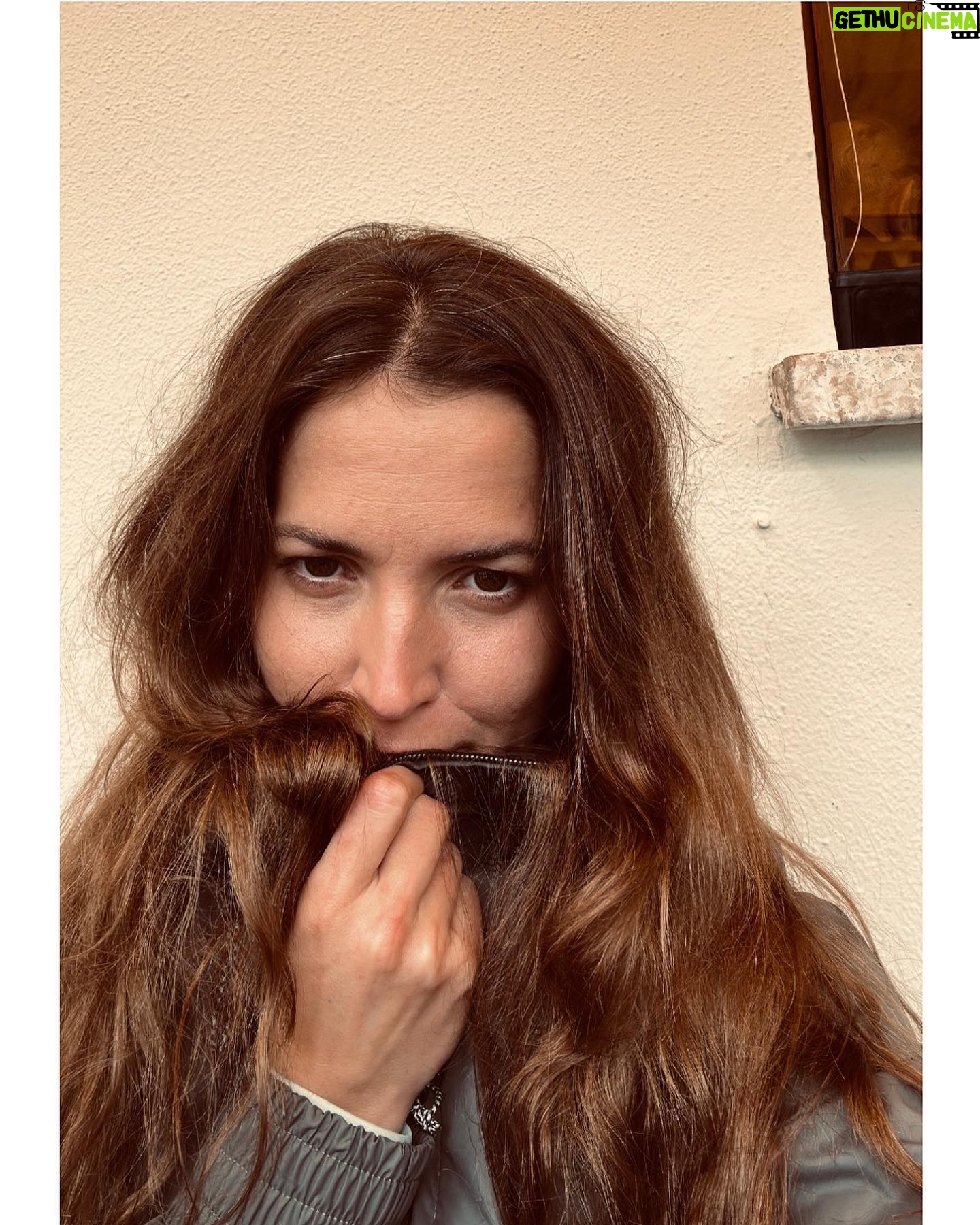 Ana Fernández Instagram - Gracias como siempre Asturias por tu fresquito, lluvia, primeros Níscalos, casita rural, chimenea… Un par de días de bosque , silencio ( aunque sea complicado por cómo está el mundo ahora mismo y la ansiedad que genera) , cocinar los tesoros 🍄, jugar haciendo trampas absolutas y en momentos simplemente ESTAR y mirar a las vacas pastar. @adri_marlon @celiagal7 @joreman_marlon oye, que a gustito ☺️.