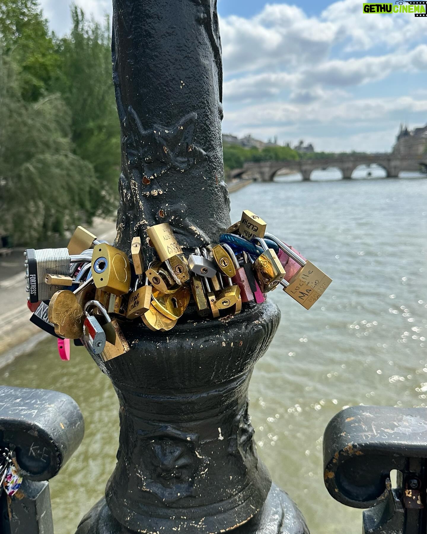 Ana Fernández - 17.4K Likes - PARIS 🩵