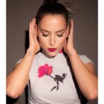 Ana Fernández Instagram - ARIGATÔ 🩷 Ayer vimos por primera vez, después de un año, La Bandera, con el mejor público, el malagueño obviamente, nos gustó y nos sentimos satisfechos y agradecidos! En Junio en cines! Gran trabajo chicos @_martincuervo_ @aitorluna1 @miquelfernandezgarcia @imanolariasoficial @secuoyastudios @acontrafilms @antonlofer Ahora el look, styled by Ana ( La Fernández) Vestido con rollazo japonés de @mrjuanvidal facilitado con gran cariño por @fabracomunicacion Sandalias de 2km de altura de @aquazzura cedidas con gran resolución por @thebasementagency El maquillaje apoyado con todo su power por @guerlain @mariaa.borras y ejecutado por la maestra @paulasoroa @tenagency Peinado de @paulasoroa ( que es un todoterreno de mujer) con la ayuda de @sebastianproes @extensionmania . Y todo con el inmejorable tándem @shaharlevi4 & @alexandrajhleight @aleighthouse , que os quiero, love you, lof yu…. Nos vemos en la clausura @festivalmalaga 📸 @davidgallardophoto 🤍🤍🤍 piel bronceadita @tannitystudio Manicura 💅🏼 @tachabeauty