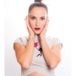 Ana Fernández Instagram – ARIGATÔ 🩷

Ayer vimos por primera vez, después de un año, La Bandera, con el mejor público, el malagueño obviamente, nos gustó y nos sentimos satisfechos y agradecidos! En Junio en cines! Gran trabajo chicos @_martincuervo_ @aitorluna1 @miquelfernandezgarcia @imanolariasoficial @secuoyastudios @acontrafilms @antonlofer 

Ahora el look, styled by Ana ( La Fernández) 

Vestido con rollazo japonés de @mrjuanvidal facilitado con gran cariño por @fabracomunicacion 

Sandalias de 2km de altura de @aquazzura cedidas con gran resolución por @thebasementagency 

El maquillaje apoyado  con todo su power por @guerlain @mariaa.borras y ejecutado por la maestra @paulasoroa @tenagency 

Peinado de @paulasoroa ( que es un todoterreno de mujer) con la ayuda de @sebastianproes @extensionmania . 

Y todo con el inmejorable tándem @shaharlevi4 & @alexandrajhleight @aleighthouse , que os quiero, love you, lof yu…. 

Nos vemos en la clausura @festivalmalaga 

📸 @davidgallardophoto

🤍🤍🤍 piel bronceadita @tannitystudio 

Manicura 💅🏼 @tachabeauty
