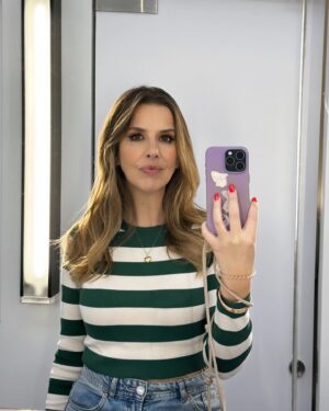 Ana Garcia Martins Instagram - Gostava de ter um euro por cada vez em que me visto de verde e ouço um “mudaste para o Sporting?” ou “isso já são influências do namorado?”. Estaria, neste momento, a escrever-vos de Bora Bora. Ou de Armação de Pêra, que está quase ao mesmo preço. Seeeeeempre gostei de verde, seeeeeempre usei verde, o verde já existia na minha vida antes de qualquer namorado, portanto larguem-me da mão e Benfica4ever.