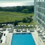 Ana Garcia Martins Instagram - Não foi a primeira vez que fugimos para o @crowneplazacaparicalisbon , mas confirma-se que é sempre uma boa ideia. Pertinho de Lisboa (que há mais mundo para além do Algarve), a cinco minutos das praias, com piscina interior e exterior, spa, ginásio, kids club, um belo de um restaurante, campo de golfe, vista para o mar… enfim, praticamente tudo o que precisamos para ser felizes. Nem sequer falta um Plunch ao domingo. Sim, leram bem, uma mistura entre Pool e Brunch, ou seja, um brunch que dá acesso à piscina interior. Já sabem, quando quiserem ir para fora cá dentro e fugir para o sol da Caparica, o Crowne Plaza é uma bela de uma aposta ☀️☀️☀️