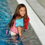 Ana Garcia Martins Instagram - Não foi a primeira vez que fugimos para o @crowneplazacaparicalisbon , mas confirma-se que é sempre uma boa ideia. Pertinho de Lisboa (que há mais mundo para além do Algarve), a cinco minutos das praias, com piscina interior e exterior, spa, ginásio, kids club, um belo de um restaurante, campo de golfe, vista para o mar… enfim, praticamente tudo o que precisamos para ser felizes. Nem sequer falta um Plunch ao domingo. Sim, leram bem, uma mistura entre Pool e Brunch, ou seja, um brunch que dá acesso à piscina interior. Já sabem, quando quiserem ir para fora cá dentro e fugir para o sol da Caparica, o Crowne Plaza é uma bela de uma aposta ☀️☀️☀️
