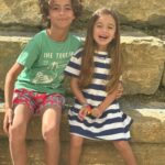 Ana Garcia Martins Instagram - Não foi a primeira vez que fugimos para o @crowneplazacaparicalisbon , mas confirma-se que é sempre uma boa ideia. Pertinho de Lisboa (que há mais mundo para além do Algarve), a cinco minutos das praias, com piscina interior e exterior, spa, ginásio, kids club, um belo de um restaurante, campo de golfe, vista para o mar… enfim, praticamente tudo o que precisamos para ser felizes. Nem sequer falta um Plunch ao domingo. Sim, leram bem, uma mistura entre Pool e Brunch, ou seja, um brunch que dá acesso à piscina interior. Já sabem, quando quiserem ir para fora cá dentro e fugir para o sol da Caparica, o Crowne Plaza é uma bela de uma aposta ☀️☀️☀️