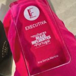 Ana Garcia Martins Instagram - E, pela oitava vez, recebi o prémio da @executiva.pt para “As Mulheres Mais Influentes de Portugal”. Porquê? Sabe Deus 🤷🏼‍♀️ Mas no ano em que se celebra o 20º aniversário d’A Pipoca Mais Doce, dá-me uma pontadinha de orgulho aqui entre o pâncreas e o fígado, confesso. Obrigada, @executiva.pt, e parabéns a todas as premiadas ❤️ Nota: disse, na cerimónia de entrega, que quando recebesse o décimo prémio corria nua no Marquês. Mas mudei de ideias. Deixo isso para quando for atingida, finalmente, a igualdade entre homens e mulheres. Diz que já só faltam 131 anos.