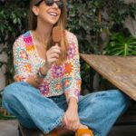 Ana Garcia Martins Instagram – Eu não sei quanto a vocês, mas eu, pessoalmente, detesto partilhar cenas com os miúdos. Calmaaaaa, não é tudo, só assim umas coisinhas. Tipo chocolates. Gomas. Batatas fritas. Bolachas. E geladoooooos! Isto faz de mim má pessoa? Provavelmente, mas pelo menos sou uma má pessoa mais feliz por saber que tenho algumas coisas em casa a que as criancinhas não têm acesso. Mua-ah-ah-ah-ah! Bom, sobre gelados: eu não sou daquelas almas que enfardam gelados o ano inteiro. Para mim, só vão bem com calor, mas assim que abre a época, o congelador está sempre abastecido e a seguir ao almoço marcha sempre um. Que isto a vida são dois dias, migas! Um dos mais recentes vícios é o Majestic de caramelo e baunilha, do Pingo Doce, que parece que foi criado no céu, saidinho das mãos de deus nosso senhor dos gelados. Por fora, todo ele é estaladiço. Por dentro, todo ele é… óptimo. Pronto, não sei definir de outra maneira, é óptimo! E estou de olho em mais uns dez sabores, que o Pingo Doce está com uma oferta que nunca mais acaba! @pingodoce #PingoDoce #pub