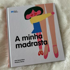Ana Garcia Martins Instagram - Se há tema que eu tenho a certezinha absoluta de que ainda é um tabu, é este das madrastas/padrastos. As madrastas dividem-se em dois grupos: no primeiro estão as madrastas vocais. As que falam, sem problemas, sobre o assunto, porque tudo são rosas. As crianças são encantadoras, educadíssimas, um amor, toda a gente se dá lindamente, as relações saíram ainda mais favorecidas, não há drama nem ambiente de cortar à faca. E depois há as outras, que são MUITAS, mas que vivem caladas. Porque lá em casa as coisas não são assim tão incríveis, mas o mundo grita-lhes que a culpa é delas. São elas que não se esforçam, que não são empáticas, compreensivas e mimimi. A culpa nunca é do pai, da mãe, do tipo de educação (ou falta dela), da criança então nem falar, Deus nos livre (“como assim??? É só uma criança! Todas as crianças são um poço de ternura e boa educação!”). Este segundo grupo de  madrastas fala/desabafa pela calada, umas com as outras. Baixinho, a medo, num submundo muito, muito, muito sub. Porque se sobem o tom, o mundo senta-se em cima delas para as fazer calar. Porque, claramente,  ainda (quase) ninguém está preparado para esta conversa. Por isso, fiquem com mais um livro fofinho sobre a “madrastidade” feliz que, para já, é a única socialmente aceite. Mas isto é como a maternidade. Durante muito tempo, só nos vendiam versões felizes. Depois, aos poucos, começaram a chegar as versões reais. Com isto vai ser o mesmo. Daqui a uns anos falamos.