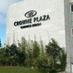 Ana Garcia Martins Instagram - Não foi a primeira vez que fugimos para o @crowneplazacaparicalisbon , mas confirma-se que é sempre uma boa ideia. Pertinho de Lisboa (que há mais mundo para além do Algarve), a cinco minutos das praias, com piscina interior e exterior, spa, ginásio, kids club, um belo de um restaurante, campo de golfe, vista para o mar… enfim, praticamente tudo o que precisamos para ser felizes. Nem sequer falta um Plunch ao domingo. Sim, leram bem, uma mistura entre Pool e Brunch, ou seja, um brunch que dá acesso à piscina interior. Já sabem, quando quiserem ir para fora cá dentro e fugir para o sol da Caparica, o Crowne Plaza é uma bela de uma aposta ☀️☀️☀️