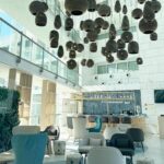 Ana Garcia Martins Instagram - Não foi a primeira vez que fugimos para o @crowneplazacaparicalisbon , mas confirma-se que é sempre uma boa ideia. Pertinho de Lisboa (que há mais mundo para além do Algarve), a cinco minutos das praias, com piscina interior e exterior, spa, ginásio, kids club, um belo de um restaurante, campo de golfe, vista para o mar… enfim, praticamente tudo o que precisamos para ser felizes. Nem sequer falta um Plunch ao domingo. Sim, leram bem, uma mistura entre Pool e Brunch, ou seja, um brunch que dá acesso à piscina interior. Já sabem, quando quiserem ir para fora cá dentro e fugir para o sol da Caparica, o Crowne Plaza é uma bela de uma aposta ☀️☀️☀️