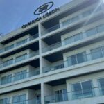 Ana Garcia Martins Instagram - Não foi a primeira vez que fugimos para o @crowneplazacaparicalisbon , mas confirma-se que é sempre uma boa ideia. Pertinho de Lisboa (que há mais mundo para além do Algarve), a cinco minutos das praias, com piscina interior e exterior, spa, ginásio, kids club, um belo de um restaurante, campo de golfe, vista para o mar… enfim, praticamente tudo o que precisamos para ser felizes. Nem sequer falta um Plunch ao domingo. Sim, leram bem, uma mistura entre Pool e Brunch, ou seja, um brunch que dá acesso à piscina interior. Já sabem, quando quiserem ir para fora cá dentro e fugir para o sol da Caparica, o Crowne Plaza é uma bela de uma aposta ☀️☀️☀️
