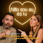 Ana Garcia Martins Instagram - E adivinhem quem está de volta? Quem é? Quem é? Quem é? Está na foto, não é assim tão difícil… 🙄 Mas sim, é a vossa dupla preferida, que decidiu assumir o nome artístico Cristiana, porque se todos os casais têm um nome, a gente não é menos cózoutros. Por que é que estamos de regresso? Dois motivos óbvios: 1) Porque depois de repassarmos, detalhadamente, todas as nossas relações anteriores, concluímos aquilo de que já desconfiávamos: o insucesso das mesmas nunca foi culpa nossa, foi sempre dos outros; 2) Posto isto, sentimo-nos ainda mais habilitados e à vontade para dar palpites sobre relações alheias. E é mesmo isso que vamos fazer no novo (e incrível) podcast “Não sou eu, és tu”. Falar de coisas que nos irritam nas relações, falar de defeitos (dos outros), dar aconselhamento amoroso, responder a todas as vossas dúvidas e inquietações, e muito, muito mais (ou menos, baixem essas expectativas). Maneiras que ouçam ou vejam o primeiro episódio (sim, porque agora temos vídeo! Obrigado, @hamaportugal ! Obrigado, @clickandplaystudio) e divirtam-se. Ou chorem. Façam o que quiserem, só não nos macem. Beijos e abracinhos destes vossos Cristiana! Procurem-nos no Spotify (link no perfil)