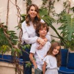 Ana Garcia Martins Instagram - Então e o que é que está MESMOOOO quase aí? O Dia da Mãe. E por mais que nós, mães, digamos que não é preciso oferecerem-nos nada, que um beijinho e um abraço está mais do que bom, ou, melhor ainda, que somos muito felizes com uma caneca de barro feita pelas mãozinhas talentosas dos nossos anjinhos... vamulá... um presentinho assim mais especial calha sempre bem. E, sim, eu sei, sou suspeita, mas diria que a colecção que fiz em parceria com a MO é uma sugestão assim mesmo, mesmo boa para o Dia da Mãe! Porque as peças são super giras, porque dá para a mãe e para os filhos e porque - também importa - os preços são bastante acessíveis (a peça mais barata custa 12,99€ e a mais cara 22,99€). A dica está dada, agora corram para a loja MO mais próxima ou, se não estiverem para se cansar muito, passem só no site! @mo_fashionstore #ad
