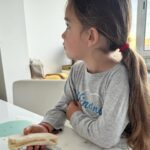 Ana Garcia Martins Instagram - Como é que é possível demorarem meia hora a 45 minutos a comerem um pão com queijo e um pacotinho de leite? COMO??? A quantidade de vezes que eu digo “comam!” e “despachem-se” em cada pequeno-almoço, é coisa para me provocar um esgotamento todas as manhãs. Isto sim, desarranja a saúde mental de qualquer pessoa. PS: e não me façam falar do “sentem-se direitos!!!!”