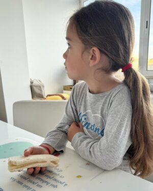 Ana Garcia Martins Instagram - Como é que é possível demorarem meia hora a 45 minutos a comerem um pão com queijo e um pacotinho de leite? COMO??? A quantidade de vezes que eu digo “comam!” e “despachem-se” em cada pequeno-almoço, é coisa para me provocar um esgotamento todas as manhãs. Isto sim, desarranja a saúde mental de qualquer pessoa.

PS: e não me façam falar do “sentem-se direitos!!!!”