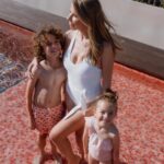 Ana Garcia Martins Instagram – Eu sei que isto o tempo está assim meio coiso, que parece que vai, mas não vai, mas isto VAI! O sol vai chegar (e durar), e portanto vamos fazer aquilo que, como bons portugueses, apreciamos fazer:  aproveitar qualquer minutinho livre para correr até à praia/piscina mais próxima. E, já que vamos, vamos em bom. Eu não sei se têm passado numa loja MO nos últimos tempos (ou, para os mais preguiçozinhos, no site), mas a colecção de Verão já chegou e vem carregadinha de coisas assim mêmo, mêmo giras: fatos-de-banho, biquínis, calções, sacos de praia, chapéus, com padrões para cima de fofinhos e muita coisa em matchy-matchy mãe/pai/filhos. Conselho de amiga: corraaaaaaam, que vai esgotar tudo em menos de nada! @mo_fashionstore #pub