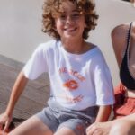 Ana Garcia Martins Instagram – Eu sei que isto o tempo está assim meio coiso, que parece que vai, mas não vai, mas isto VAI! O sol vai chegar (e durar), e portanto vamos fazer aquilo que, como bons portugueses, apreciamos fazer:  aproveitar qualquer minutinho livre para correr até à praia/piscina mais próxima. E, já que vamos, vamos em bom. Eu não sei se têm passado numa loja MO nos últimos tempos (ou, para os mais preguiçozinhos, no site), mas a colecção de Verão já chegou e vem carregadinha de coisas assim mêmo, mêmo giras: fatos-de-banho, biquínis, calções, sacos de praia, chapéus, com padrões para cima de fofinhos e muita coisa em matchy-matchy mãe/pai/filhos. Conselho de amiga: corraaaaaaam, que vai esgotar tudo em menos de nada! @mo_fashionstore #pub