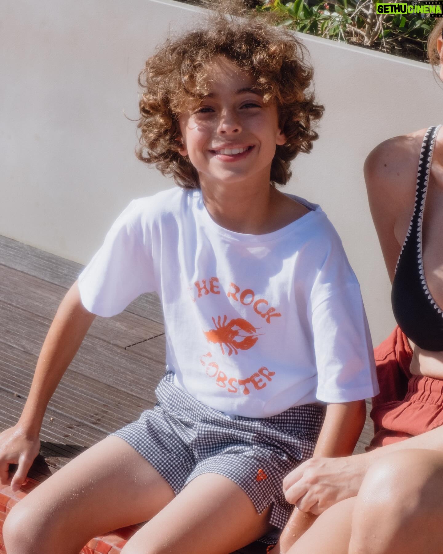 Ana Garcia Martins Instagram - Eu sei que isto o tempo está assim meio coiso, que parece que vai, mas não vai, mas isto VAI! O sol vai chegar (e durar), e portanto vamos fazer aquilo que, como bons portugueses, apreciamos fazer: aproveitar qualquer minutinho livre para correr até à praia/piscina mais próxima. E, já que vamos, vamos em bom. Eu não sei se têm passado numa loja MO nos últimos tempos (ou, para os mais preguiçozinhos, no site), mas a colecção de Verão já chegou e vem carregadinha de coisas assim mêmo, mêmo giras: fatos-de-banho, biquínis, calções, sacos de praia, chapéus, com padrões para cima de fofinhos e muita coisa em matchy-matchy mãe/pai/filhos. Conselho de amiga: corraaaaaaam, que vai esgotar tudo em menos de nada! @mo_fashionstore #pub