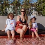 Ana Garcia Martins Instagram – Eu sei que isto o tempo está assim meio coiso, que parece que vai, mas não vai, mas isto VAI! O sol vai chegar (e durar), e portanto vamos fazer aquilo que, como bons portugueses, apreciamos fazer:  aproveitar qualquer minutinho livre para correr até à praia/piscina mais próxima. E, já que vamos, vamos em bom. Eu não sei se têm passado numa loja MO nos últimos tempos (ou, para os mais preguiçozinhos, no site), mas a colecção de Verão já chegou e vem carregadinha de coisas assim mêmo, mêmo giras: fatos-de-banho, biquínis, calções, sacos de praia, chapéus, com padrões para cima de fofinhos e muita coisa em matchy-matchy mãe/pai/filhos. Conselho de amiga: corraaaaaaam, que vai esgotar tudo em menos de nada! @mo_fashionstore #pub
