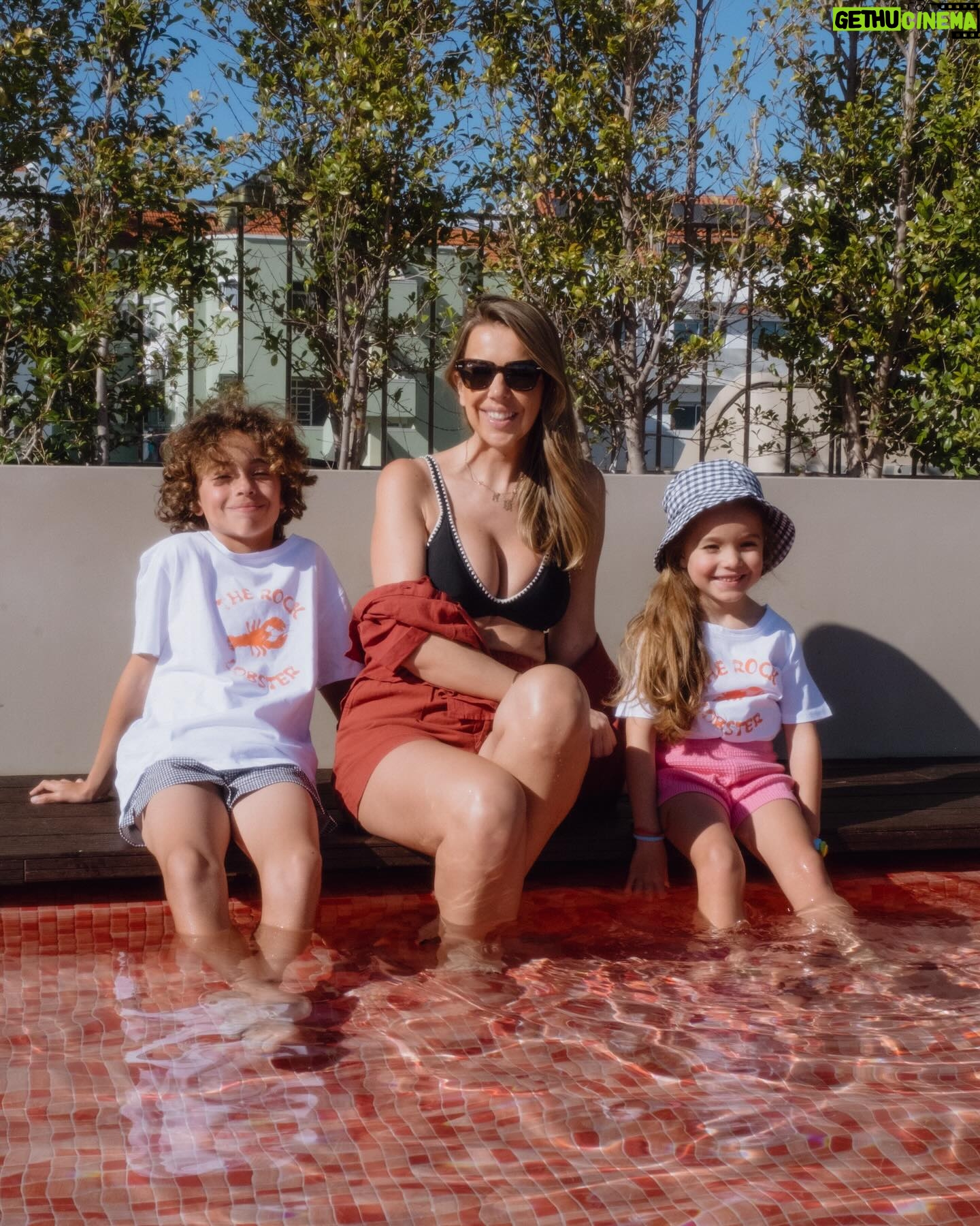 Ana Garcia Martins Instagram - Eu sei que isto o tempo está assim meio coiso, que parece que vai, mas não vai, mas isto VAI! O sol vai chegar (e durar), e portanto vamos fazer aquilo que, como bons portugueses, apreciamos fazer: aproveitar qualquer minutinho livre para correr até à praia/piscina mais próxima. E, já que vamos, vamos em bom. Eu não sei se têm passado numa loja MO nos últimos tempos (ou, para os mais preguiçozinhos, no site), mas a colecção de Verão já chegou e vem carregadinha de coisas assim mêmo, mêmo giras: fatos-de-banho, biquínis, calções, sacos de praia, chapéus, com padrões para cima de fofinhos e muita coisa em matchy-matchy mãe/pai/filhos. Conselho de amiga: corraaaaaaam, que vai esgotar tudo em menos de nada! @mo_fashionstore #pub
