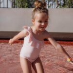 Ana Garcia Martins Instagram – Eu sei que isto o tempo está assim meio coiso, que parece que vai, mas não vai, mas isto VAI! O sol vai chegar (e durar), e portanto vamos fazer aquilo que, como bons portugueses, apreciamos fazer:  aproveitar qualquer minutinho livre para correr até à praia/piscina mais próxima. E, já que vamos, vamos em bom. Eu não sei se têm passado numa loja MO nos últimos tempos (ou, para os mais preguiçozinhos, no site), mas a colecção de Verão já chegou e vem carregadinha de coisas assim mêmo, mêmo giras: fatos-de-banho, biquínis, calções, sacos de praia, chapéus, com padrões para cima de fofinhos e muita coisa em matchy-matchy mãe/pai/filhos. Conselho de amiga: corraaaaaaam, que vai esgotar tudo em menos de nada! @mo_fashionstore #pub
