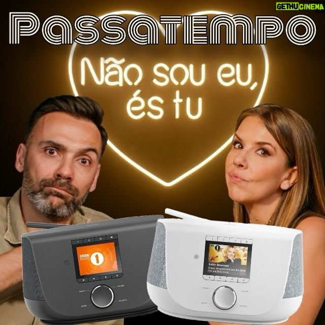 Ana Garcia Martins Instagram - PASSATEMPO⚠️ Quem é que ainda não ouviu o nosso novo podcast “Não sou eu, és tu”? Então vão ouvir, vá. Nós esperamos. Já ouviram? Boa, então ouviram a parte em que falamos da rubrica “Quem não chora, não Hama”, pois bem, é que isto além de ser um podcast, também dá prémios. Graças à generosidade da nossa Hama, que é uma marca de electrónicos alemã com montes de coisas catitas, vamos oferecer um prémio a quem tiver a melhor resposta para a pergunta da semana e ainda vamos ler a resposta no podcast. Somos mesmo uns mãos largas. O prémio é um rádio (caríssimo) que se liga às internets e dá para escutar rádios de todo o mundo (incluindo do Montijo), dá para escutar Spotify e até dá para escutar o nosso maravilhoso podcast. Ora imaginem só ouvirem a vossa própria história num rádio que ganharam porque partilharam essa mesma história para ganhar um rádio. Podcastception. A pergunta desta semana é: “Qual foi o pior date que eu já tive?” Então como é que isto vai funcionar? Basicamente, só têm de: 1- Seguir @apipocamaisdoce e o @senhorcristina 2- Seguir a @hamaportugal 3- Identificar um amigo nesta publicação 4 - Enviar uma mensagem para o David com a vossa resposta (a Ana não lê mensagens). A melhor resposta vai ser escolhida e serão depois contactados pela Hama para receber o vosso prémio. Vamos a isto? Podem participar as vezes que quiserem, até 10 de Maio, desde que tenham histórias diferentes, identifiquem sempre amigos diferentes e não identifiquem marcas.