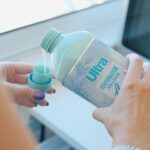 Ana Garcia Martins Instagram - Ai, minhas pataniscas sem glúten, isto a vida é uma coisa muito engraçada. E ingrata! Num minuto, estamos a preparar roupinhas de bebé, tudo minúsculo, lindo e, sobretudo, cheiroso, aquele cheirinho que parece que só as roupas de bebé é que têm. Depois a pessoa pisca os olhos e… parece que vive num aterro sanitário, de tão mal que as roupas dos putos cheiram. A dela vem sempre com aquele cheiro a raposinho, sabem? Uma coisa assim muito específica dos jardins de infância, uma mistura de “entornei leite no bibe assim que cheguei à escola” com “estou toda transpirada de tanto subir ao escorrega”. Quem é mãe/pai, sabe do que falo! E depois as roupas dele, que chegam num lindo estado depois de passar o dia inteiro a jogar à bola. Juro por todos os santos que só não vão directas para o lixo porque ainda não existe um subsídio para mães de putos que acham que vão ser os próximos Ronaldos. O que é que me salva no meio disto tudo? O novo perfumador de roupa da linha Ultra Aqua, do Pingo Doce. Já tínhamos o detergente e o amaciador, mas agora chegou este novo milagre em formato líquido. A vontade é gastar um frasco por lavagem, de tão bem que cheira (e de tão mal que a roupa cheira), mas basta uma dose (que pode ir junto com o amaciador), para a pessoa sentir logo aquele boost de coisas boas. É passar do inferno ao paraíso dos aromas assim em menos de nada. E dura, e dura, e duraaaa! Quando forem ao Pingo Doce, já sabem. Ponham um no carrinho e depois venham cá dizer se eu não tenho razão. @pingodoce #pingodoce #pub
