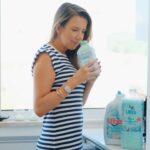 Ana Garcia Martins Instagram - Ai, minhas pataniscas sem glúten, isto a vida é uma coisa muito engraçada. E ingrata! Num minuto, estamos a preparar roupinhas de bebé, tudo minúsculo, lindo e, sobretudo, cheiroso, aquele cheirinho que parece que só as roupas de bebé é que têm. Depois a pessoa pisca os olhos e… parece que vive num aterro sanitário, de tão mal que as roupas dos putos cheiram. A dela vem sempre com aquele cheiro a raposinho, sabem? Uma coisa assim muito específica dos jardins de infância, uma mistura de “entornei leite no bibe assim que cheguei à escola” com “estou toda transpirada de tanto subir ao escorrega”. Quem é mãe/pai, sabe do que falo! E depois as roupas dele, que chegam num lindo estado depois de passar o dia inteiro a jogar à bola. Juro por todos os santos que só não vão directas para o lixo porque ainda não existe um subsídio para mães de putos que acham que vão ser os próximos Ronaldos. O que é que me salva no meio disto tudo? O novo perfumador de roupa da linha Ultra Aqua, do Pingo Doce. Já tínhamos o detergente e o amaciador, mas agora chegou este novo milagre em formato líquido. A vontade é gastar um frasco por lavagem, de tão bem que cheira (e de tão mal que a roupa cheira), mas basta uma dose (que pode ir junto com o amaciador), para a pessoa sentir logo aquele boost de coisas boas. É passar do inferno ao paraíso dos aromas assim em menos de nada. E dura, e dura, e duraaaa! Quando forem ao Pingo Doce, já sabem. Ponham um no carrinho e depois venham cá dizer se eu não tenho razão. @pingodoce #pingodoce #pub