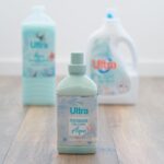 Ana Garcia Martins Instagram - Ai, minhas pataniscas sem glúten, isto a vida é uma coisa muito engraçada. E ingrata! Num minuto, estamos a preparar roupinhas de bebé, tudo minúsculo, lindo e, sobretudo, cheiroso, aquele cheirinho que parece que só as roupas de bebé é que têm. Depois a pessoa pisca os olhos e… parece que vive num aterro sanitário, de tão mal que as roupas dos putos cheiram. A dela vem sempre com aquele cheiro a raposinho, sabem? Uma coisa assim muito específica dos jardins de infância, uma mistura de “entornei leite no bibe assim que cheguei à escola” com “estou toda transpirada de tanto subir ao escorrega”. Quem é mãe/pai, sabe do que falo! E depois as roupas dele, que chegam num lindo estado depois de passar o dia inteiro a jogar à bola. Juro por todos os santos que só não vão directas para o lixo porque ainda não existe um subsídio para mães de putos que acham que vão ser os próximos Ronaldos. O que é que me salva no meio disto tudo? O novo perfumador de roupa da linha Ultra Aqua, do Pingo Doce. Já tínhamos o detergente e o amaciador, mas agora chegou este novo milagre em formato líquido. A vontade é gastar um frasco por lavagem, de tão bem que cheira (e de tão mal que a roupa cheira), mas basta uma dose (que pode ir junto com o amaciador), para a pessoa sentir logo aquele boost de coisas boas. É passar do inferno ao paraíso dos aromas assim em menos de nada. E dura, e dura, e duraaaa! Quando forem ao Pingo Doce, já sabem. Ponham um no carrinho e depois venham cá dizer se eu não tenho razão. @pingodoce #pingodoce #pub