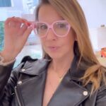 Ana Garcia Martins Instagram - Não sei se estão recordados de eu ter dito que, assim do nada, tinha começado a ver super mal ao perto. Ao longe sempre fui vesga, mas ao perto era uma novidade. Fui ao oftalmologista e, milagre!, ainda não preciso daquelas lentes que nos fazem parecer a irmã Lúcia. Na verdade, até baixei a graduação, o que, por si só, constitui um pequeno milagre de Fátima. Missão impossível: escolher uns óculos novos. Eu sou pessoa que lida mal com demasiada oferta, porque começa-se-me a fugir o olho para a criatividade. Regra geral, sou aquela alma que vai para um aro preto, para um tartaruga mas, de repente, já estou a dar por mim a experimentar armações cor-de-rosa, com pérolas e por aí vai. Agradeço, desde já, à equipa da @olhardeprata que reuniu toda a sua paciência para me aturar no processo de escolha. Não foi fácil, que eles têm marcas e modelos que não acabam, e a loja da Avenida da Liberdade, onde eu fui, é particularmente rica em coisas assim mais fora. Mas pronto, no final fui a aborrecida do costume e escolhi uma coisa mais segura. Quando estiverem prontos logo vos mostro 👓👓👓