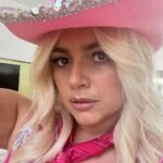 Ana Guiomar Instagram – O melhor look,para ir hoje, ao concerto da #taylorswift seria o da Aida! 

Aida Maria, sempre na linha da frente. 💖
By @martairia