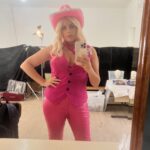 Ana Guiomar Instagram – O melhor look,para ir hoje, ao concerto da #taylorswift seria o da Aida! 

Aida Maria, sempre na linha da frente. 💖
By @martairia