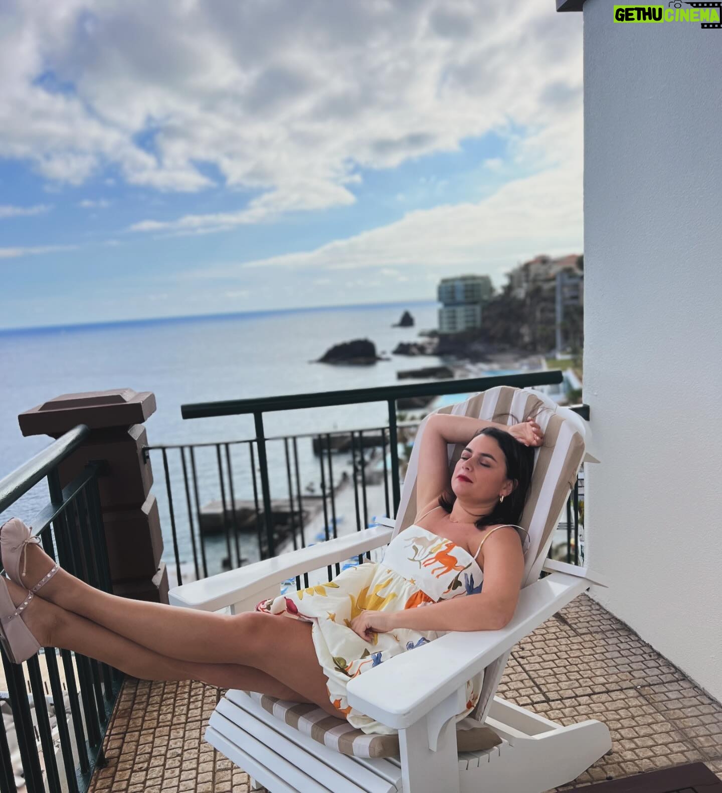 Ana Guiomar Instagram - Não parece, mas JURO que é trabalho! Receitas feitas por hoje. 💪 A @bestravel.viagens e o @visitmadeira, juntaram-se ao @maejanaotenhosopa para uma semana de receitas incríveis. Obrigada @thecliffbay pela vossa cozinha e simpatia. ❤️