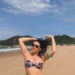 Ana Guiomar Instagram - Aquela alegria de estar a fazer praia em Março! Olá Ponta do Ouro, já não nos víamos há muitos anos. Venha o tipo tinto.❤️