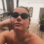 Ana Guiomar Instagram - Aquela alegria de estar a fazer praia em Março! Olá Ponta do Ouro, já não nos víamos há muitos anos. Venha o tipo tinto.❤️