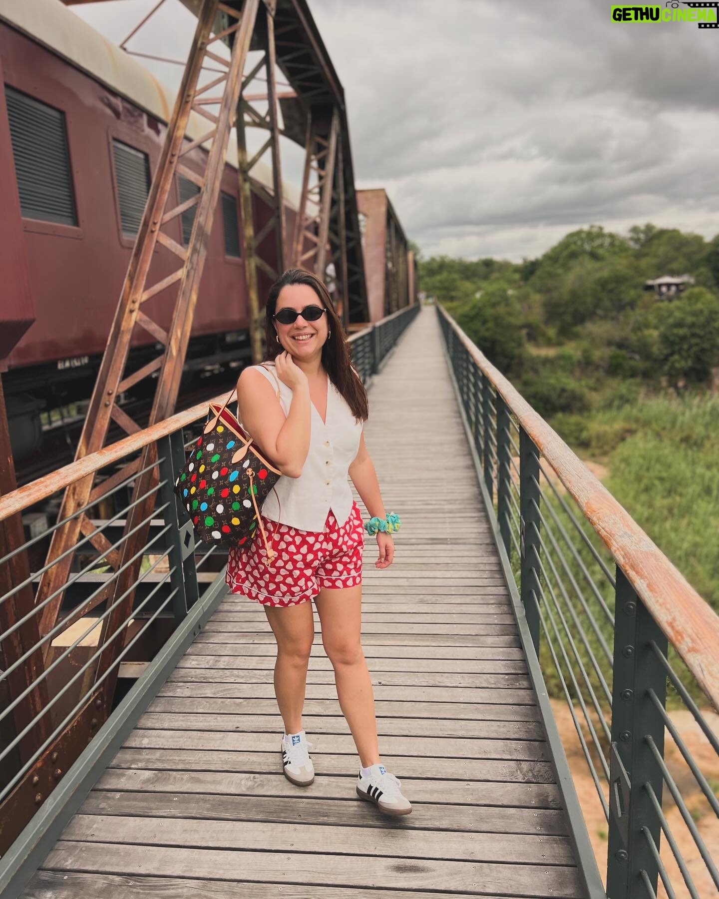 Ana Guiomar Instagram - Nada de leopardo, vamos seguir caminho até Maputo.