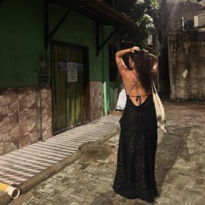 Ana Guiomar Instagram - Sair à noite de chinelo no pé, não há maior sonho.