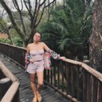 Ana Guiomar Instagram - A vida na Selva ás 9.00H da manhã, com cara de quem não tem nada para fazer, a não ser salvar o seu pequeno almoço dos macacos…
