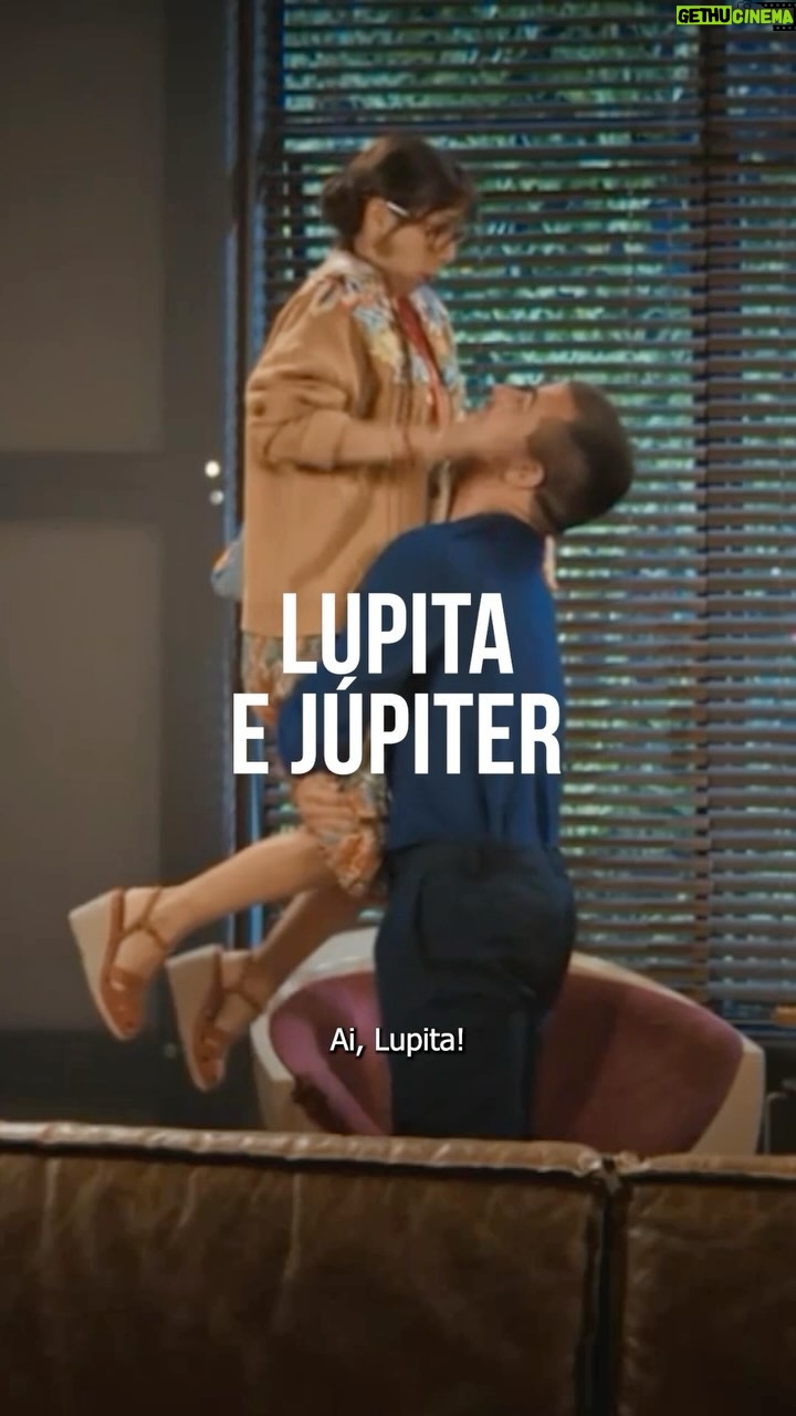 Ana Hikari Instagram - ✨ Vídeo Fake Show ✨ Bastidores de Júpiter y Lupita um em cima do outro ❤️ Episódio: Júpiter y Lupita gravando JUNTITOS uma cena bem boa. Rolou ciúmes de Guto? ROLOU! Foi tanto ciúmes que @danielrangel teve que ir pra cadeira de Massagem dar uma relaxada 😂 e bônus de nossa Dona Leda na série “onde os atores escondem o celular no set” 😂❤️ felicidade demais poder gravar com esses gênios @daphnebozaski @thiagomartins @danielrangel @gracegianoukas ❤️ Me contem quem vocês querem que converse com o Vídeo Fake Show que eu vou trazer aqui pra vocês ✨❤️ #FamiliaÉTudo #VideoFakeShow